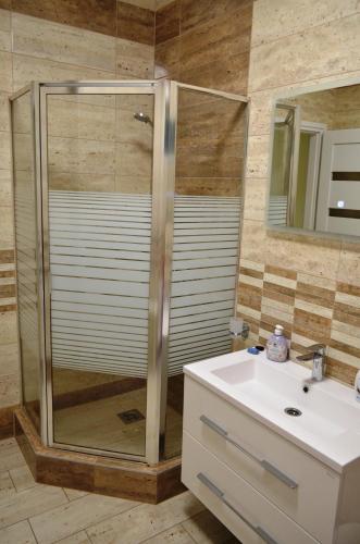 Henrietta - Violetta Apartman - image 4