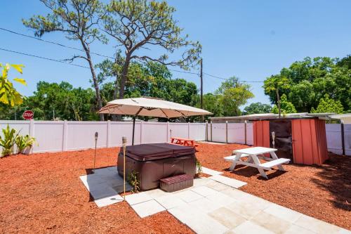 Cozy Jacuzzi Home Heart of Tampa