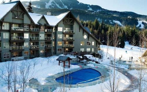 Cozy Condo with Slope Side View Ski on Ski Out Access w HOT TUB and Pool