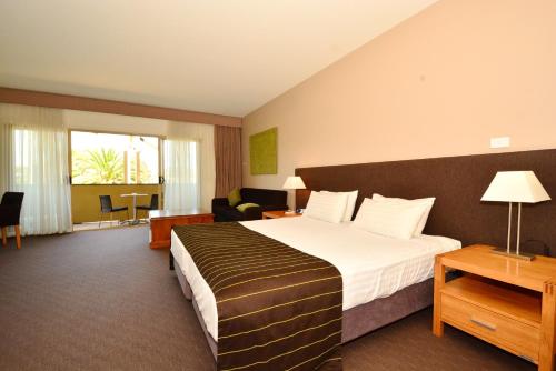 Mornington Hotel The 4-star Mornington Hotel offers comfort and convenience whether youre on business or holiday in Mornington Peninsula. The property offers a high standard of service and amenities to suit the indiv