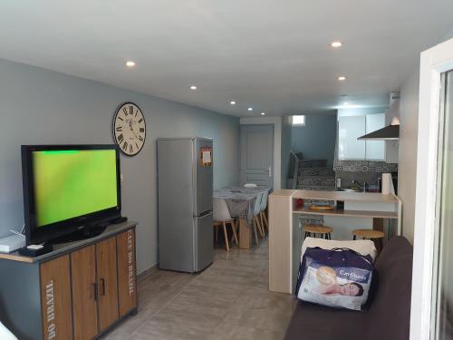 Maison de village climatisé avec cour gîte à louer Caderousse