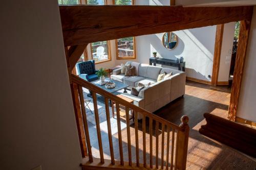 Zendo - Serene Mountain Abode w Hot Tub & Views - image 6