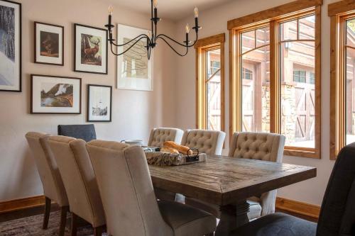 Zendo - Serene Mountain Abode w Hot Tub & Views - image 7