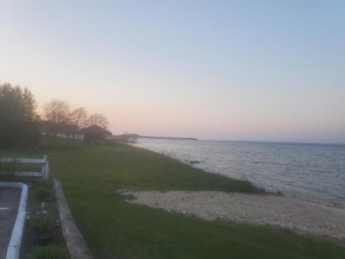 Bayview Lakefront Inn - image 7