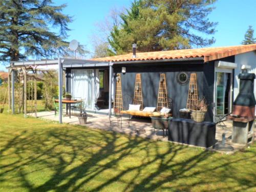 Quaint Holiday Home in Écuras with Garden