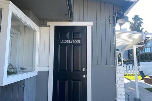 Steps To The Beach, Pacific City and Main Street - Studio in Huntington Beach