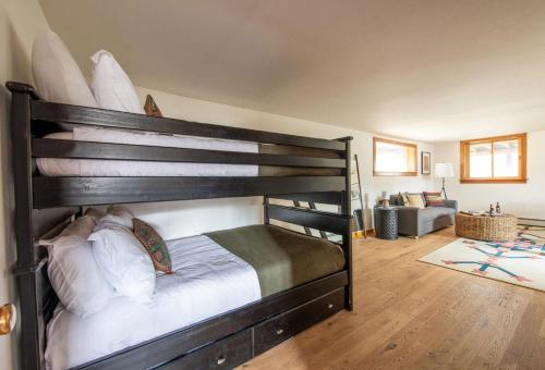 Condor - Gorgeous Mountain Home w Hot Tub & Sauna - main image