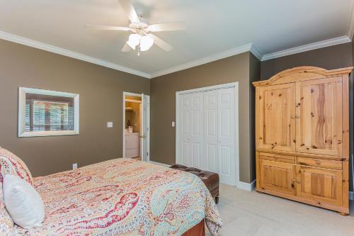 Picture perfect Marina Cove Escape with magnificent lake views