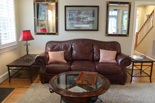 New Relax at our newly renovated Parkview Cottage - image 7
