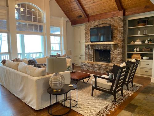 New Property Luxurious 6 BR lakefront home in Cuscowilla - image 3