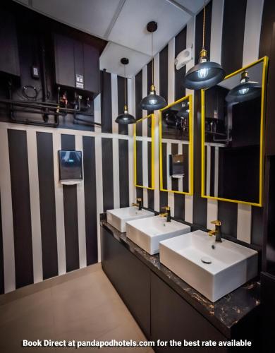 Bathroom, Panda Pod Hotel in Richmond (BC)