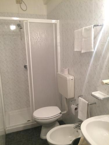 Standard Double Room image 3