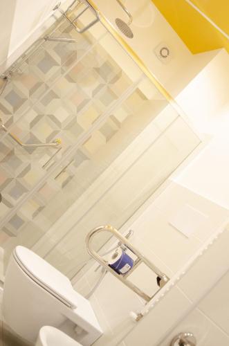 One-Bedroom Apartment image 9