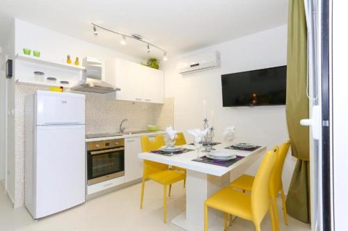 Apartment in Tribunj with sea view, balcony, air conditioning, WiFi 4953-3, Трибунь (фото 9)