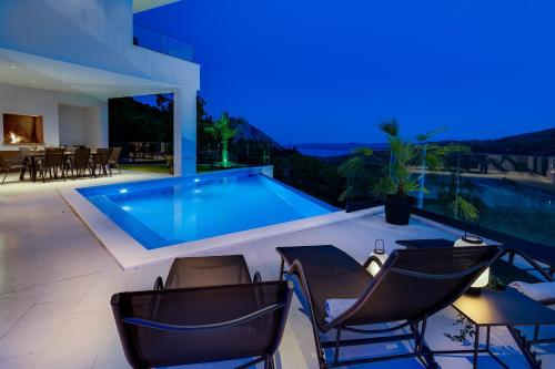 NEW! Villa Top Hill, heated infinity pool, Jacuzzi, Sauna, 5 en-suite bedrooms, a Media room