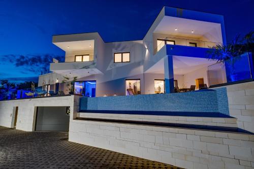 NEW! Villa Top Hill, heated infinity pool, Jacuzzi, Sauna, 5 en-suite bedrooms, a Media room