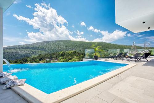 NEW! Villa Top Hill, heated infinity pool, Jacuzzi, Sauna, 5 en-suite bedrooms, a Media room