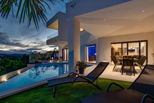 NEW! Villa Top Hill, heated infinity pool, Jacuzzi, Sauna, 5 en-suite bedrooms, a Media room