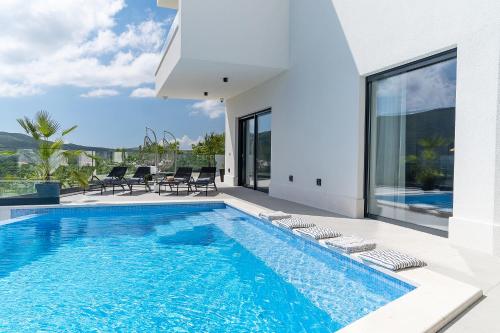 NEW! Villa Top Hill, heated infinity pool, Jacuzzi, Sauna, 5 en-suite bedrooms, a Media room