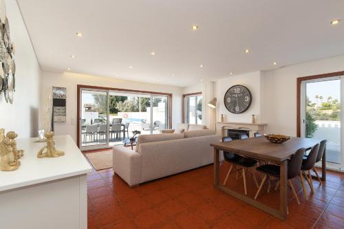 ห้องส่วนกลางสำหรับนั่งเล่น/ดูทีวี, Villa Sun in เซสมาเรียส