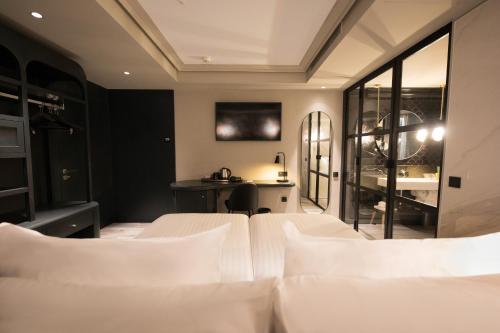 Standard Double or Twin Room image 3