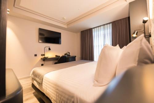 Standard Double or Twin Room with Sea View image 10