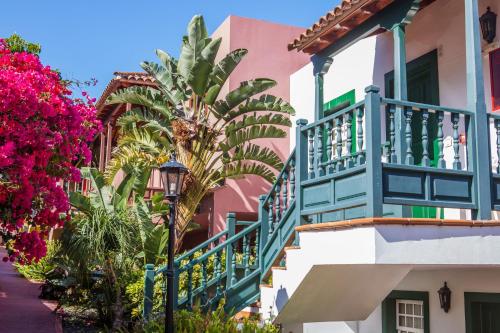 Apartamentos Oasis San Antonio - image 2