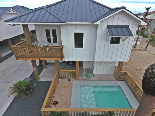 Gulf-View, New-Build w/ Pool, & EV Charging in Port Aransas, USA