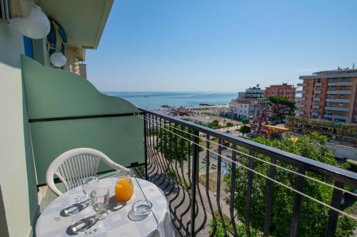 Hotel Bristol - a 30 mt dalla spiaggia in Misano Adriatico