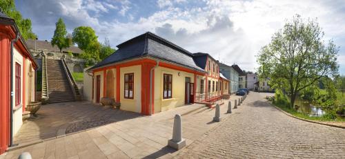 Jeschkeho vila a Lazensky dum in คุคส์