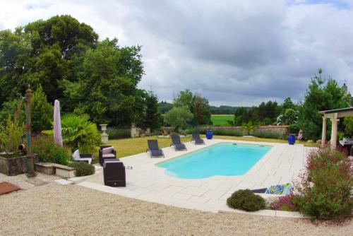 Maison d'une chambre a Neuille le Lierre avec piscine partagee jardin amenage et WiFi gîte à louer Chançay