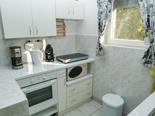 Konyha, Cseresznyés Apartman (Cseresznyes Apartman) in Berekfürdő