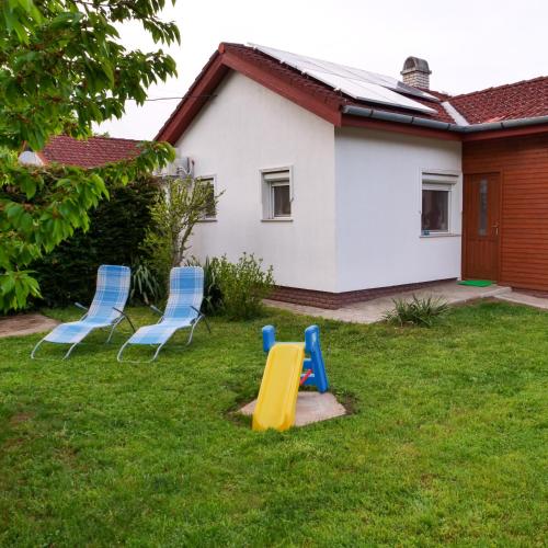 Kert, Cseresznyés Apartman (Cseresznyes Apartman) in Berekfürdő
