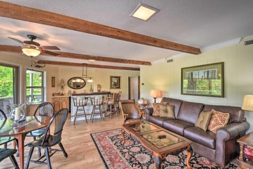 Picturesque Sky Haus Sanctuary with Mountain Views in เบรวาร์ด (NC)