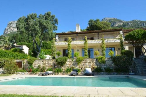 Spacieuse villa de 360m2 avec piscine chauffée gîte à louer Saint-Jeannet