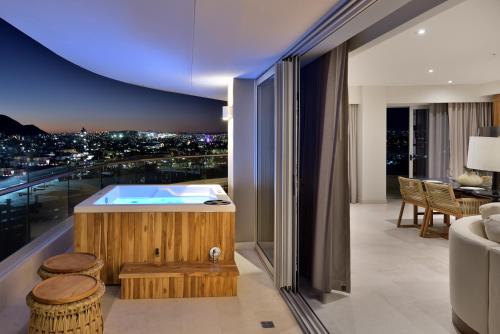 2 king beds, 2 queen beds, 2 sofa beds