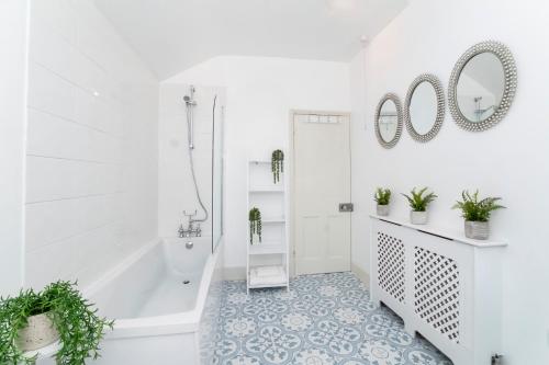 Amberley House, York - with Hot Tub -Free Parking