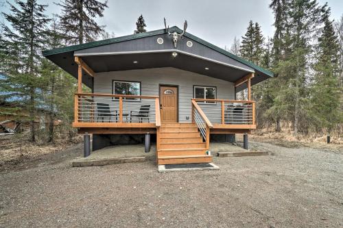 . Cozy Downtown Soldotna Cabin: Dogs Welcome!