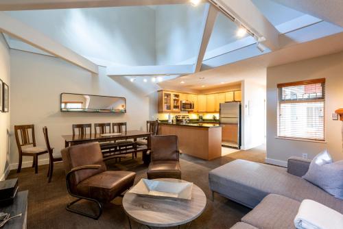 Lake Placid Lodge Deluxe 3 bedroom townhome in Whistler, Canada