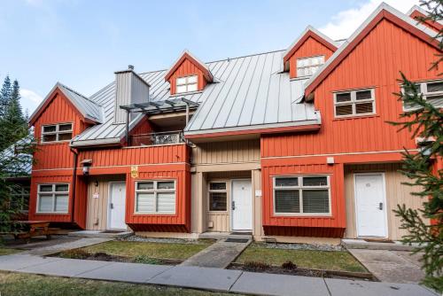 Lake Placid Lodge Deluxe 3 bedroom townhome in Whistler, Canada
