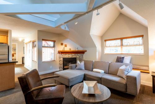 Lake Placid Lodge Deluxe 3 bedroom townhome in Whistler, Canada
