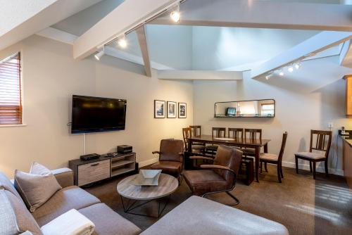 Lake Placid Lodge Deluxe 3 bedroom townhome in Whistler, Canada