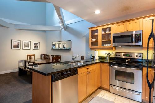 Lake Placid Lodge Deluxe 3 bedroom townhome in Whistler, Canada