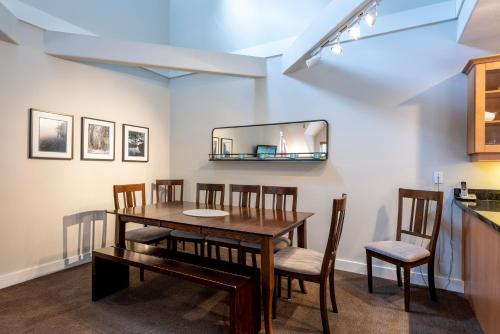 Lake Placid Lodge Deluxe 3 bedroom townhome in Whistler, Canada