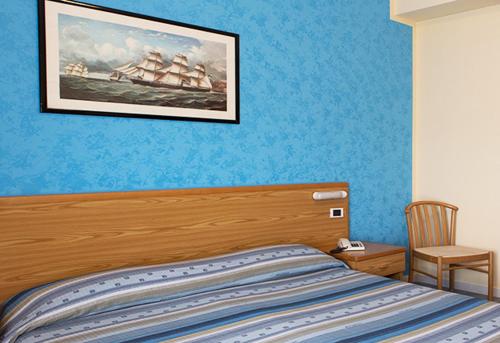 1 queen bed, 1 twin bed