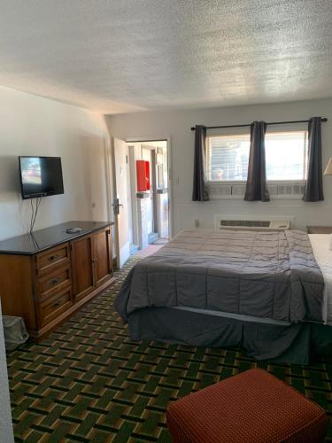 Raton’s Peak Inn - image 5