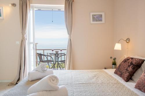 Calm Sea View Apartments 3
