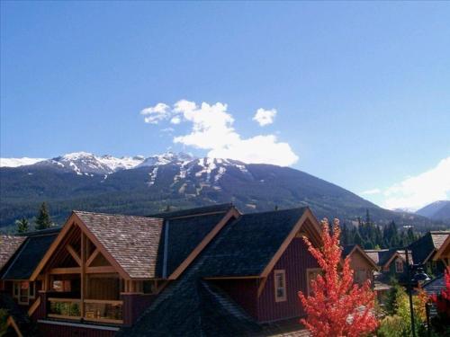 Spacious Montebello Townhome with Mountain Views