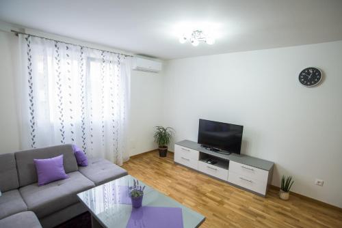 Too Sweet Apartment 1 4
