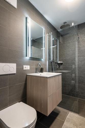 2 bedrooms, 5 beds